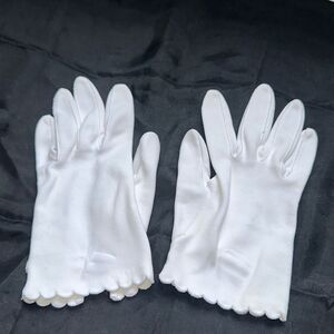 Vintage Aris white cotton wrist gloves with‎ scalloped hem